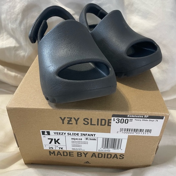 Preloved BLACK ADIDAS YEZZY SLIDES - Picture 1 of 15